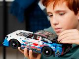 Конструктор Lego Technic NASCAR Next Gen Chevrolet Camaro ZL1 (42153) - изображение 8